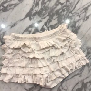 6/$15 Ivory ruffle shorts